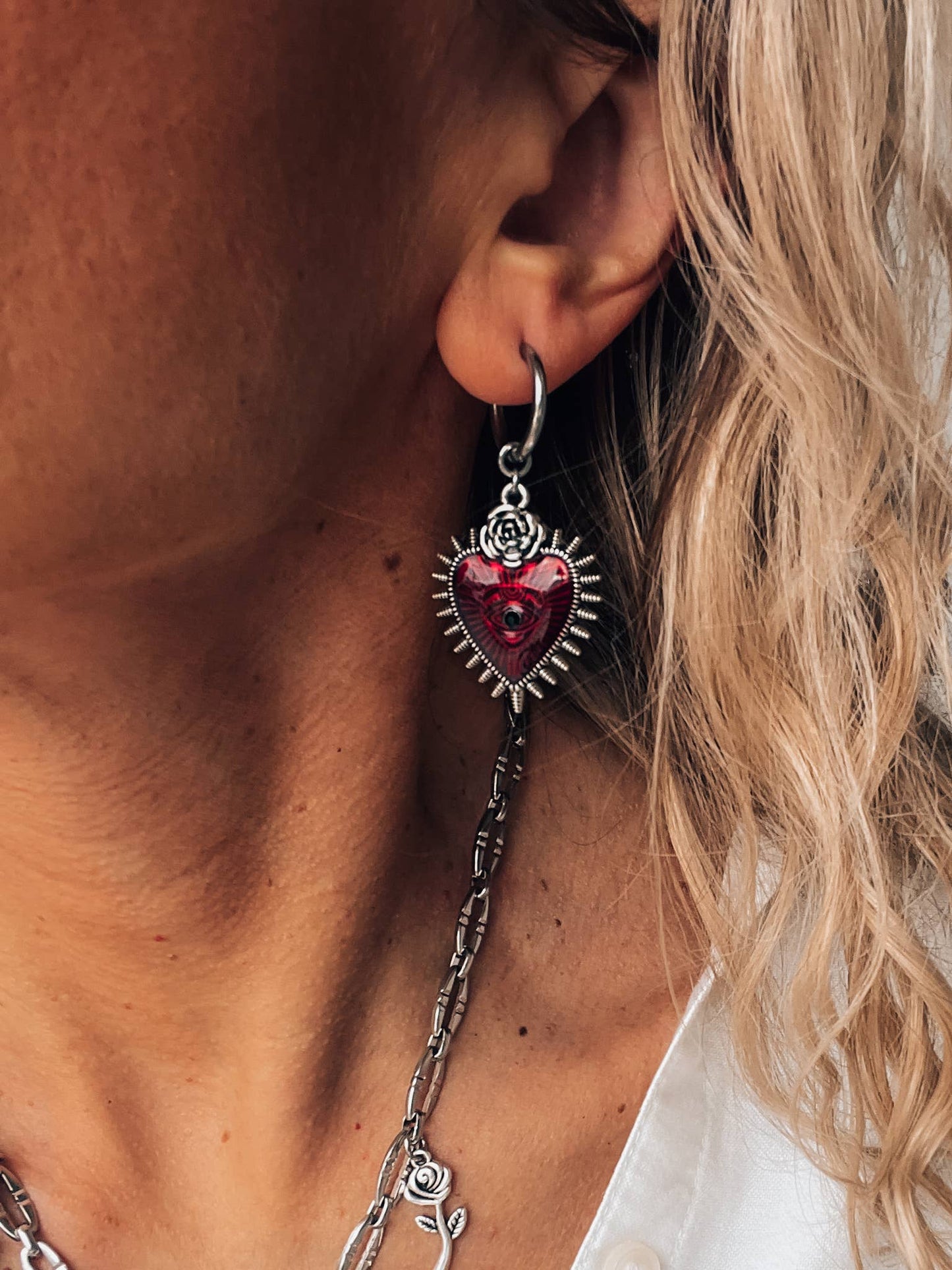 Petites boucles d'oreilles créoles en argent avec cœur rouge et rose