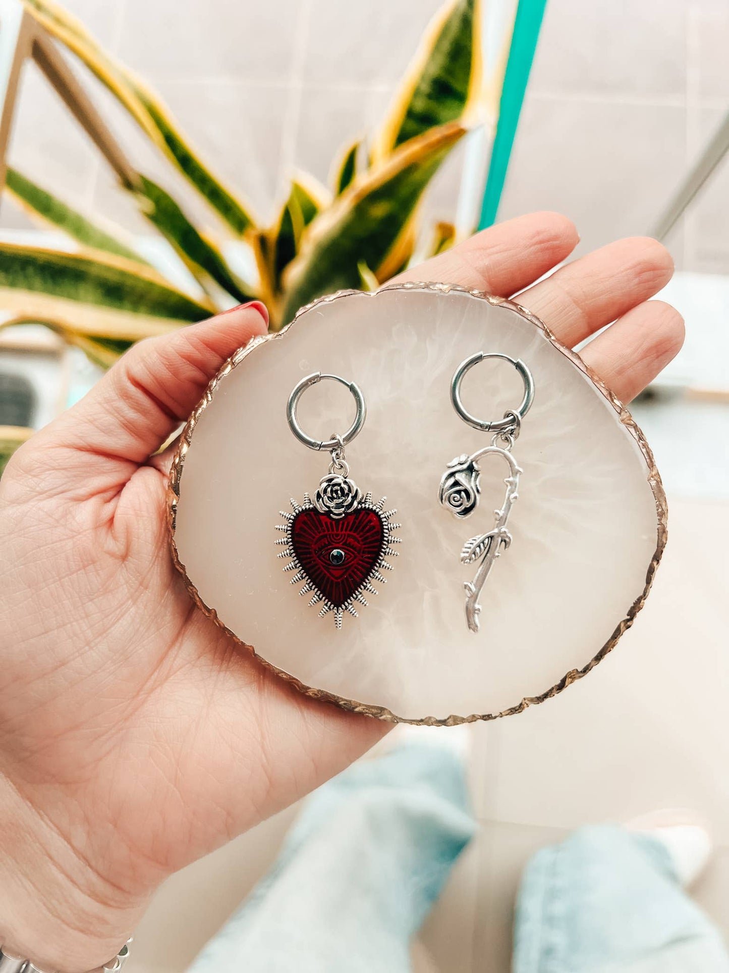 Petites boucles d'oreilles créoles en argent avec cœur rouge et rose