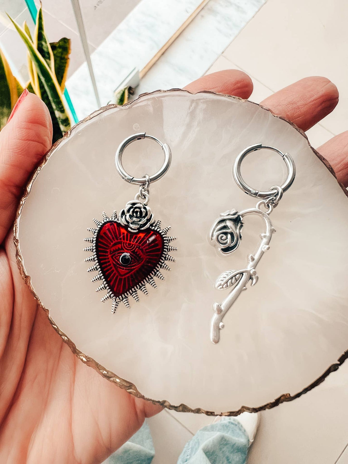 Petites boucles d'oreilles créoles en argent avec cœur rouge et rose