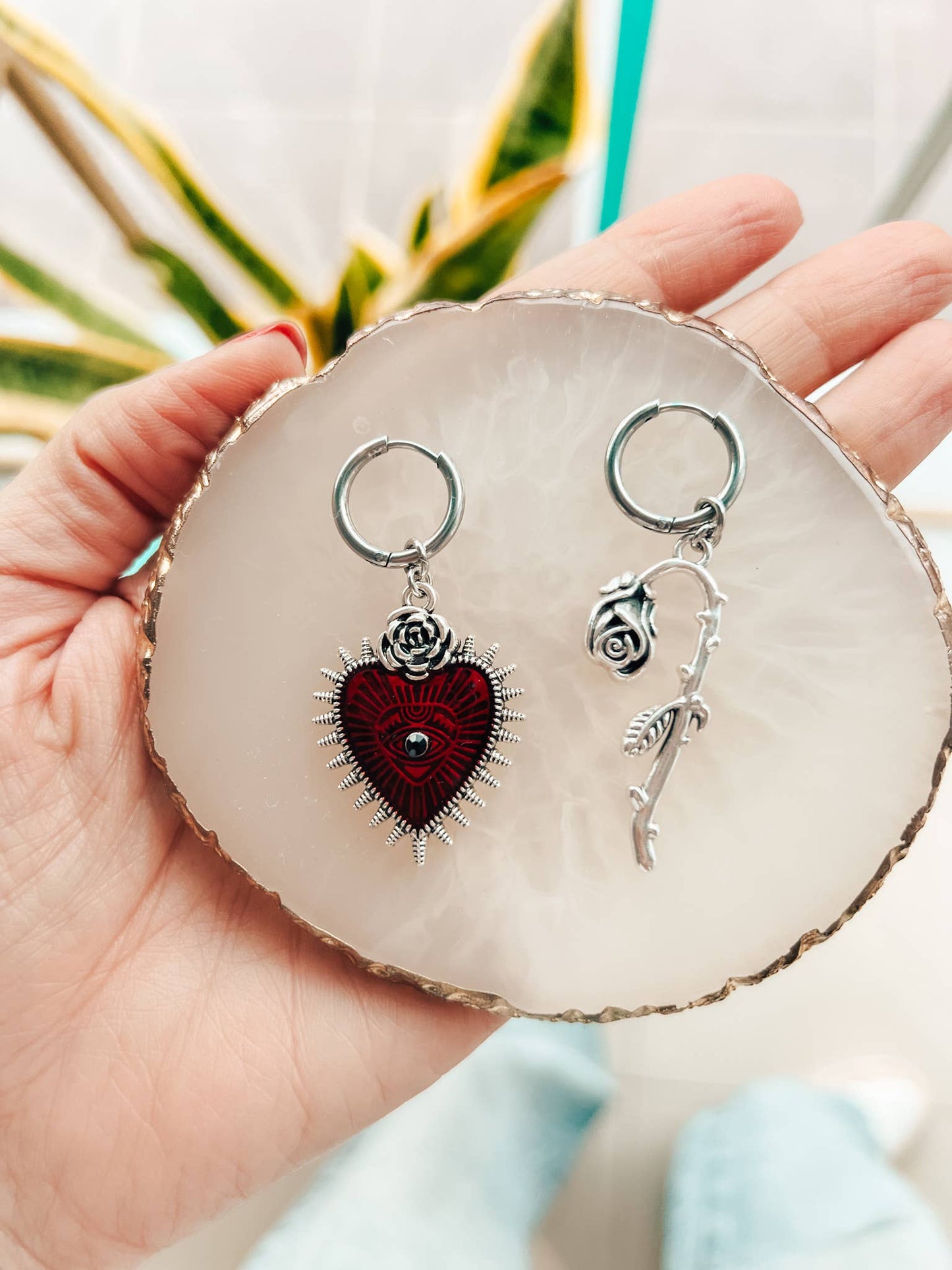 Petites boucles d'oreilles créoles en argent avec cœur rouge et rose
