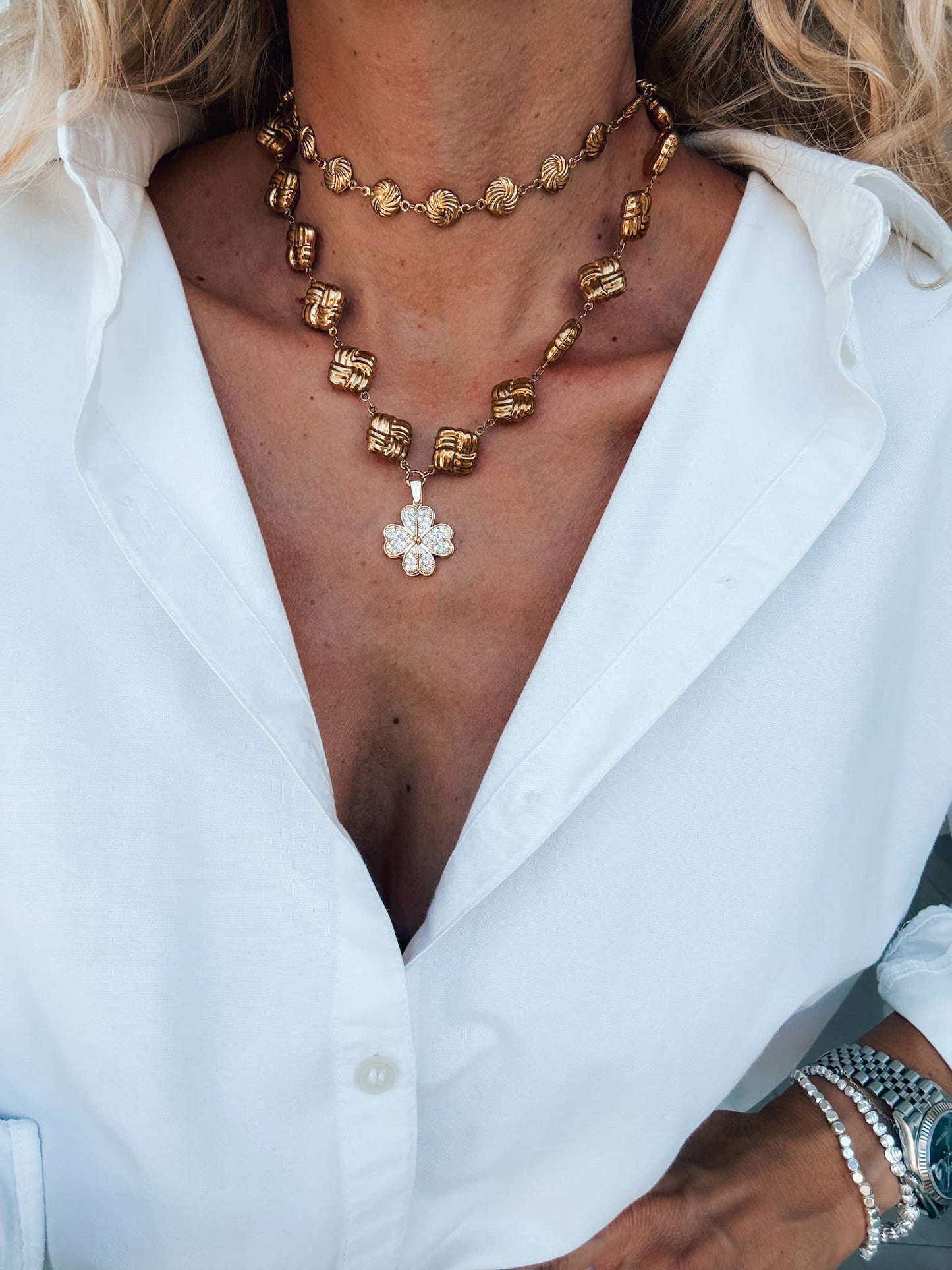 Collier chaîne épaisse en or et ras-du-cou avec détail de trèfle