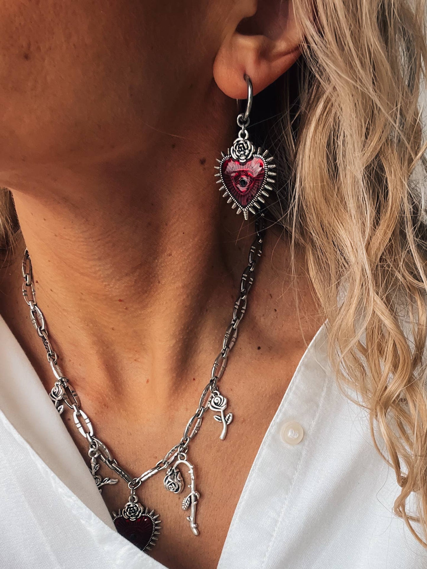 Petites boucles d'oreilles créoles en argent avec cœur rouge et rose